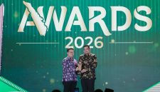 Gubernur Sumatera Utara Bobby Nasution menerima trofi Anugerah Program Inovasi Pembangunan Terpuji dalam ajang Detik Sumatera Awards 2026 di Grand Ballroom Trans Hotel, Jakarta, Jumat (28/8/2026). Foto: Ist.