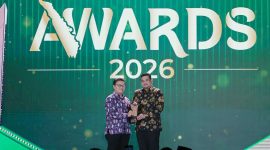 Gubernur Sumatera Utara Bobby Nasution menerima trofi Anugerah Program Inovasi Pembangunan Terpuji dalam ajang Detik Sumatera Awards 2026 di Grand Ballroom Trans Hotel, Jakarta, Jumat (28/8/2026). Foto: Ist.