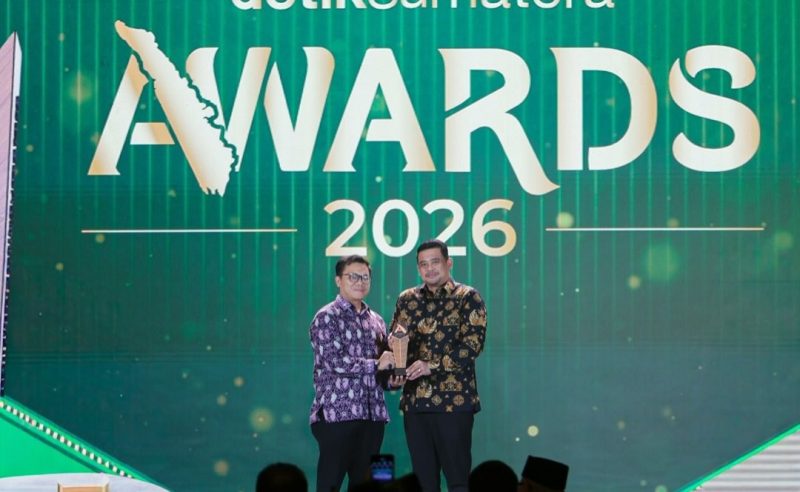 Gubernur Sumatera Utara Bobby Nasution menerima trofi Anugerah Program Inovasi Pembangunan Terpuji dalam ajang Detik Sumatera Awards 2026 di Grand Ballroom Trans Hotel, Jakarta, Jumat (28/8/2026). Foto: Ist.