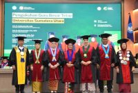 Rektor Universitas Sumatera Utara Prof. Muryanto Amin bersama lima Guru Besar Tetap yang baru saja dikukuhkan dalam acara Pengukuhan Guru Besar Tetap USU, Selasa (4/8/2026). Foto: Ist.