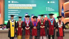 Rektor Universitas Sumatera Utara Prof. Muryanto Amin bersama lima Guru Besar Tetap yang baru saja dikukuhkan dalam acara Pengukuhan Guru Besar Tetap USU, Selasa (4/8/2026). Foto: Ist.