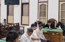 Terdakwa Erwin Saleh (kiri) ketika mendengarkan putusan majelis hakim di ruang sidang Cakra IX, Pengadilan Tipikor pada Pengadilan Negeri Medan, Rabu (26/8/2026). Foto: Ist.