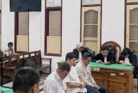 Terdakwa Erwin Saleh (kiri) ketika mendengarkan putusan majelis hakim di ruang sidang Cakra IX, Pengadilan Tipikor pada Pengadilan Negeri Medan, Rabu (26/8/2026). Foto: Ist.