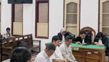Terdakwa Erwin Saleh (kiri) ketika mendengarkan putusan majelis hakim di ruang sidang Cakra IX, Pengadilan Tipikor pada Pengadilan Negeri Medan, Rabu (26/8/2026). Foto: Ist.