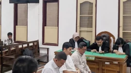 Terdakwa Erwin Saleh (kiri) ketika mendengarkan putusan majelis hakim di ruang sidang Cakra IX, Pengadilan Tipikor pada Pengadilan Negeri Medan, Rabu (26/8/2026). Foto: Ist.