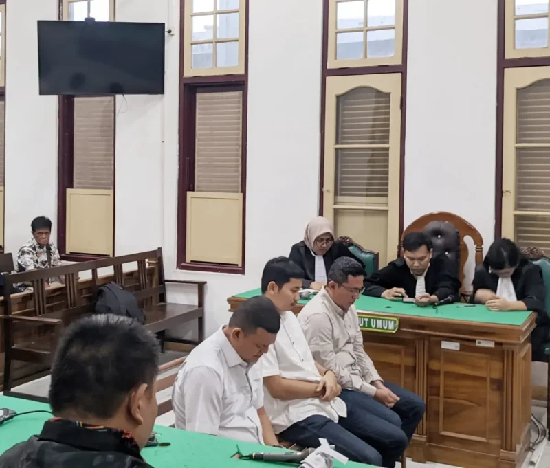Terdakwa Erwin Saleh (kiri) ketika mendengarkan putusan majelis hakim di ruang sidang Cakra IX, Pengadilan Tipikor pada Pengadilan Negeri Medan, Rabu (26/8/2026). Foto: Ist.