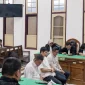 Terdakwa Erwin Saleh (kiri) ketika mendengarkan putusan majelis hakim di ruang sidang Cakra IX, Pengadilan Tipikor pada Pengadilan Negeri Medan, Rabu (26/8/2026). Foto: Ist.