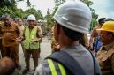 Wakil Gubernur Sumatera Utara, Surya, memberikan arahan langsung kepada tim pelaksana pembangunan saat meninjau progres pekerjaan turap di ruas jalan provinsi Miga–Lolowua, Kepulauan Nias, Senin (10/8/2026). Foto: Ist.