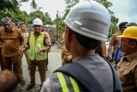 Wakil Gubernur Sumatera Utara, Surya, memberikan arahan langsung kepada tim pelaksana pembangunan saat meninjau progres pekerjaan turap di ruas jalan provinsi Miga–Lolowua, Kepulauan Nias, Senin (10/8/2026). Foto: Ist.