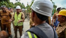 Wakil Gubernur Sumatera Utara, Surya, memberikan arahan langsung kepada tim pelaksana pembangunan saat meninjau progres pekerjaan turap di ruas jalan provinsi Miga–Lolowua, Kepulauan Nias, Senin (10/8/2026). Foto: Ist.