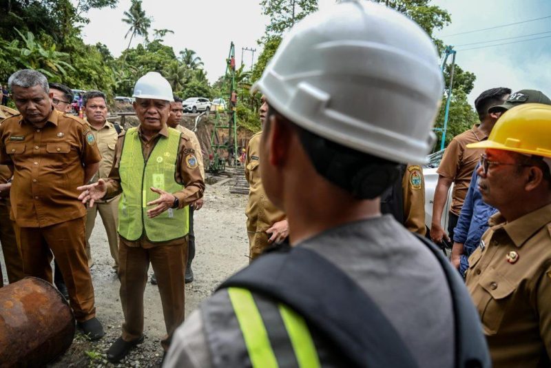 Wakil Gubernur Sumatera Utara, Surya, memberikan arahan langsung kepada tim pelaksana pembangunan saat meninjau progres pekerjaan turap di ruas jalan provinsi Miga–Lolowua, Kepulauan Nias, Senin (10/8/2026). Foto: Ist.