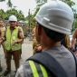 Wakil Gubernur Sumatera Utara, Surya, memberikan arahan langsung kepada tim pelaksana pembangunan saat meninjau progres pekerjaan turap di ruas jalan provinsi Miga–Lolowua, Kepulauan Nias, Senin (10/8/2026). Foto: Ist.
