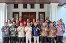 Wakil Gubernur Sumatera Utara, Surya, berfoto bersama jajaran pimpinan Organisasi Perangkat Daerah Pemprov Sumut dan Pemerintah Kota Gunungsitoli usai memimpin Rapat Koordinasi Penguatan UHC Kepulauan Nias di Gunungsitoli, Kamis (13/8/2026). Foto: Ist.