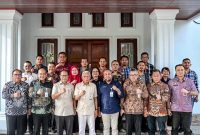 Wakil Gubernur Sumatera Utara, Surya, berfoto bersama jajaran pimpinan Organisasi Perangkat Daerah Pemprov Sumut dan Pemerintah Kota Gunungsitoli usai memimpin Rapat Koordinasi Penguatan UHC Kepulauan Nias di Gunungsitoli, Kamis (13/8/2026). Foto: Ist.