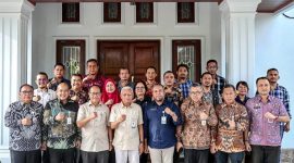 Wakil Gubernur Sumatera Utara, Surya, berfoto bersama jajaran pimpinan Organisasi Perangkat Daerah Pemprov Sumut dan Pemerintah Kota Gunungsitoli usai memimpin Rapat Koordinasi Penguatan UHC Kepulauan Nias di Gunungsitoli, Kamis (13/8/2026). Foto: Ist.