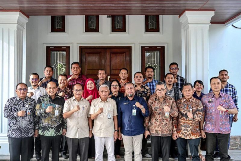 Wakil Gubernur Sumatera Utara, Surya, berfoto bersama jajaran pimpinan Organisasi Perangkat Daerah Pemprov Sumut dan Pemerintah Kota Gunungsitoli usai memimpin Rapat Koordinasi Penguatan UHC Kepulauan Nias di Gunungsitoli, Kamis (13/8/2026). Foto: Ist.