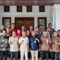 Wakil Gubernur Sumatera Utara, Surya, berfoto bersama jajaran pimpinan Organisasi Perangkat Daerah Pemprov Sumut dan Pemerintah Kota Gunungsitoli usai memimpin Rapat Koordinasi Penguatan UHC Kepulauan Nias di Gunungsitoli, Kamis (13/8/2026). Foto: Ist.