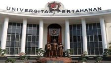 Gedung Rektorat Universitas Pertahanan (Unhan) RI. Kementerian Pertahanan menegaskan tidak ada aturan yang melarang kadet perempuan Unhan berhijab, dan akan menyempurnakan aturan seragam agar mengakomodasi penggunaan hijab secara proporsional. Foto: Ist.
