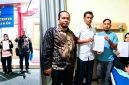 Staf Tata Usaha MTsN 1 Asahan, Rini Siregar, didampingi tim kuasa hukum menunjukkan dokumen laporan dugaan ancaman yang dialaminya setelah mengunggah temuan buah naga berulat dalam menu Program Makan Bergizi Gratis. Foto: IAS.