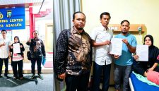Staf Tata Usaha MTsN 1 Asahan, Rini Siregar, didampingi tim kuasa hukum menunjukkan dokumen laporan dugaan ancaman yang dialaminya setelah mengunggah temuan buah naga berulat dalam menu Program Makan Bergizi Gratis. Foto: IAS.