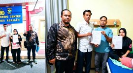 Staf Tata Usaha MTsN 1 Asahan, Rini Siregar, didampingi tim kuasa hukum menunjukkan dokumen laporan dugaan ancaman yang dialaminya setelah mengunggah temuan buah naga berulat dalam menu Program Makan Bergizi Gratis. Foto: IAS.