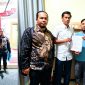 Staf Tata Usaha MTsN 1 Asahan, Rini Siregar, didampingi tim kuasa hukum menunjukkan dokumen laporan dugaan ancaman yang dialaminya setelah mengunggah temuan buah naga berulat dalam menu Program Makan Bergizi Gratis. Foto: IAS.