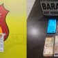Tersangka Kasim alias Kosim (kiri), residivis peredaran sabu yang diamankan Polsek Kualuh Hulu, Kamis (20/8/2026), beserta barang bukti (kanan) berisi sabu 0,35 gram, timbangan elektrik, plastik klip kosong, alat sedot, HP Oppo biru, dan uang tunai Rp420 ribu. Tersangka mengaku memperoleh barang dari seseorang bernama Kiki yang kini masih diburu. Foto: GS.