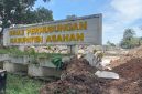 Papan nama Kantor Dinas Perhubungan Kabupaten Asahan masih berdiri tegak di tengah tumpukan puing-puing bangunan yang telah dibongkar, di pusat Kota Kisaran. Aset senilai Rp7,6 miliar itu dialihkan melalui skema hibah tanpa ganti rugi untuk pembangunan Kantor Imigrasi dan Pemasyarakatan, memicu pertanyaan publik terkait proses peralihannya. Foto: sumut24.co