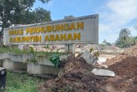 Papan nama Kantor Dinas Perhubungan Kabupaten Asahan masih berdiri tegak di tengah tumpukan puing-puing bangunan yang telah dibongkar, di pusat Kota Kisaran. Aset senilai Rp7,6 miliar itu dialihkan melalui skema hibah tanpa ganti rugi untuk pembangunan Kantor Imigrasi dan Pemasyarakatan, memicu pertanyaan publik terkait proses peralihannya. Foto: sumut24.co