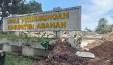 Papan nama Kantor Dinas Perhubungan Kabupaten Asahan masih berdiri tegak di tengah tumpukan puing-puing bangunan yang telah dibongkar, di pusat Kota Kisaran. Aset senilai Rp7,6 miliar itu dialihkan melalui skema hibah tanpa ganti rugi untuk pembangunan Kantor Imigrasi dan Pemasyarakatan, memicu pertanyaan publik terkait proses peralihannya. Foto: sumut24.co
