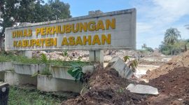 Papan nama Kantor Dinas Perhubungan Kabupaten Asahan masih berdiri tegak di tengah tumpukan puing-puing bangunan yang telah dibongkar, di pusat Kota Kisaran. Aset senilai Rp7,6 miliar itu dialihkan melalui skema hibah tanpa ganti rugi untuk pembangunan Kantor Imigrasi dan Pemasyarakatan, memicu pertanyaan publik terkait proses peralihannya. Foto: sumut24.co