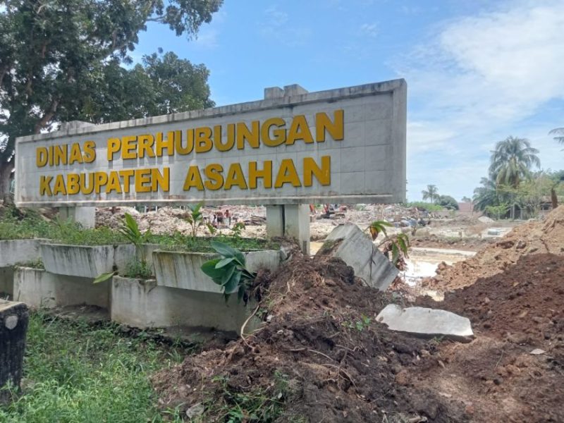 Papan nama Kantor Dinas Perhubungan Kabupaten Asahan masih berdiri tegak di tengah tumpukan puing-puing bangunan yang telah dibongkar, di pusat Kota Kisaran. Aset senilai Rp7,6 miliar itu dialihkan melalui skema hibah tanpa ganti rugi untuk pembangunan Kantor Imigrasi dan Pemasyarakatan, memicu pertanyaan publik terkait proses peralihannya. Foto: sumut24.co