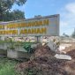 Papan nama Kantor Dinas Perhubungan Kabupaten Asahan masih berdiri tegak di tengah tumpukan puing-puing bangunan yang telah dibongkar, di pusat Kota Kisaran. Aset senilai Rp7,6 miliar itu dialihkan melalui skema hibah tanpa ganti rugi untuk pembangunan Kantor Imigrasi dan Pemasyarakatan, memicu pertanyaan publik terkait proses peralihannya. Foto: sumut24.co