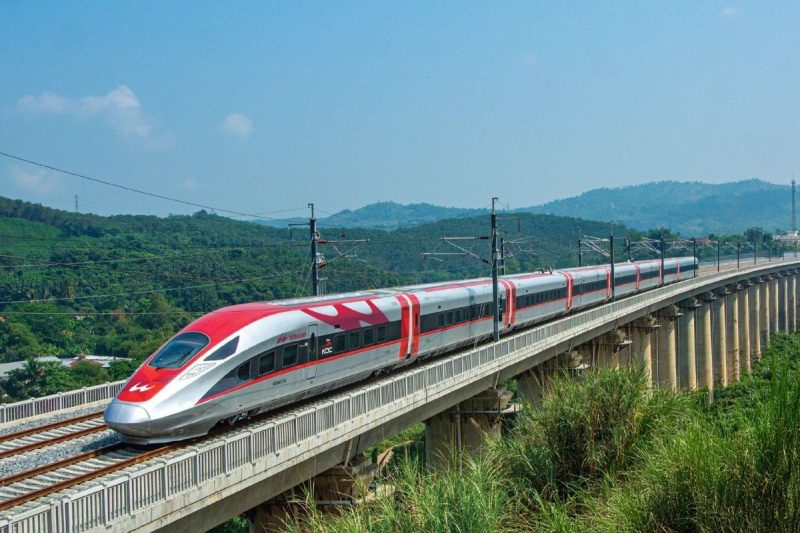 Kereta Cepat Whoosh: Mulai September 2026, pengelolaan KCIC selaku operator Whoosh akan beralih ke bawah naungan Kementerian Keuangan melalui skema Special Mission Vehicle guna mempercepat penanganan utang proyek tanpa membebani APBN secara langsung. Foto: Ist.