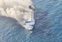 KMP Mutiara Sentosa 2 terbakar hebat di perairan utara Sumenep, Madura, Jawa Timur, Minggu (2/8/2026). Foto: Ist.