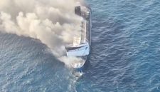 KMP Mutiara Sentosa 2 terbakar hebat di perairan utara Sumenep, Madura, Jawa Timur, Minggu (2/8/2026). Foto: Ist.