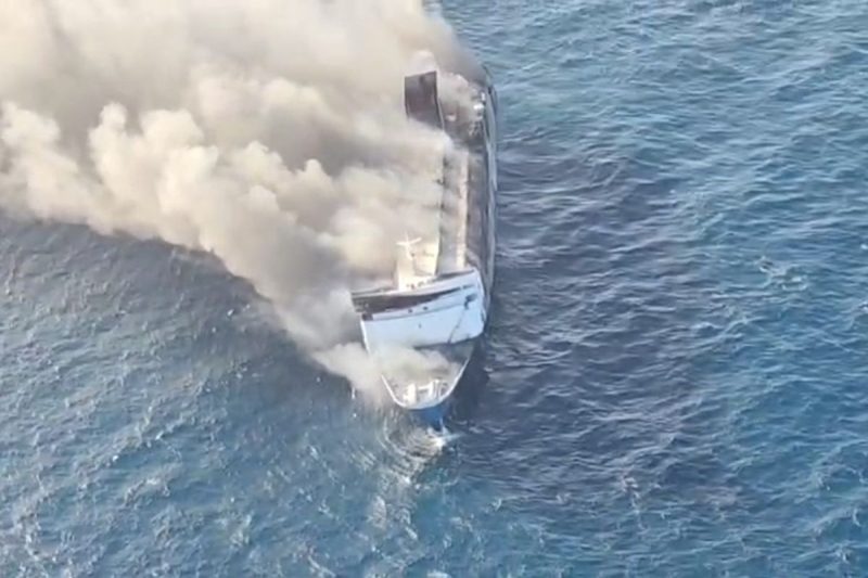 KMP Mutiara Sentosa 2 terbakar hebat di perairan utara Sumenep, Madura, Jawa Timur, Minggu (2/8/2026). Foto: Ist.