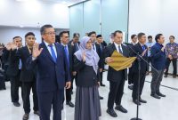 Seluruh pengurus Perkumpulan Profesional Sektor Publik Indonesia periode 2026–2031 bersama-sama mengucapkan Pakta Integritas dan Komitmen Bersama dalam upacara pelantikan yang berlangsung secara hibrida di Kantor Kementerian Ketenagakerjaan, Jakarta, Senin (3/8/2026). Foto: Ist.