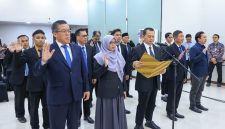 Seluruh pengurus Perkumpulan Profesional Sektor Publik Indonesia periode 2026–2031 bersama-sama mengucapkan Pakta Integritas dan Komitmen Bersama dalam upacara pelantikan yang berlangsung secara hibrida di Kantor Kementerian Ketenagakerjaan, Jakarta, Senin (3/8/2026). Foto: Ist.