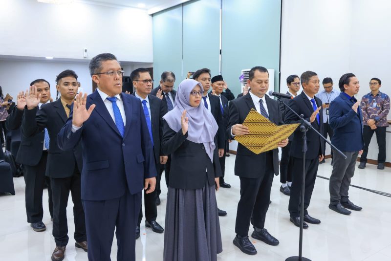 Seluruh pengurus Perkumpulan Profesional Sektor Publik Indonesia periode 2026–2031 bersama-sama mengucapkan Pakta Integritas dan Komitmen Bersama dalam upacara pelantikan yang berlangsung secara hibrida di Kantor Kementerian Ketenagakerjaan, Jakarta, Senin (3/8/2026). Foto: Ist.