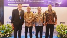 Asisten Perekonomian dan Pembangunan Drs Basarin Yunus Tanjung MSi, Parlindungan P, dan Ir Malik Assalih Harahap ST MM IPM ASEAN Eng berfoto di sela Seminar Nasional Masyarakat Transportasi Indonesia (MTI) di Jakarta, Selasa (4/8/2026). Foto: Ist.