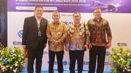 Asisten Perekonomian dan Pembangunan Drs Basarin Yunus Tanjung MSi, Parlindungan P, dan Ir Malik Assalih Harahap ST MM IPM ASEAN Eng berfoto di sela Seminar Nasional Masyarakat Transportasi Indonesia (MTI) di Jakarta, Selasa (4/8/2026). Foto: Ist.
