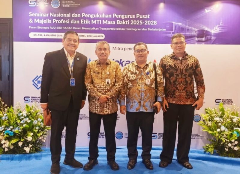 Asisten Perekonomian dan Pembangunan Drs Basarin Yunus Tanjung MSi, Parlindungan P, dan Ir Malik Assalih Harahap ST MM IPM ASEAN Eng berfoto di sela Seminar Nasional Masyarakat Transportasi Indonesia (MTI) di Jakarta, Selasa (4/8/2026). Foto: Ist.