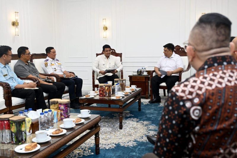 Gubernur Sumatera Utara, Bobby Nasution, menerima audiensi panitia Toba Caldera Culture Festival 2026 didampingi Bupati Samosir Vandiko Timotius Gultom di Kantor Gubernur Sumut, Selasa (11/8/2026). Foto: Ist.