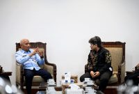 Wakil Gubernur Sumatera Utara, Surya (kiri), sedang berbincang dengan Direktur Utama PT Inalum, Melati Sarnita, saat menerima kunjungan kerja di Ruang Kerja Wakil Gubernur Sumut, Kantor Gubernur Sumut, Medan, Selasa (4/8/2026). Foto: Ist.