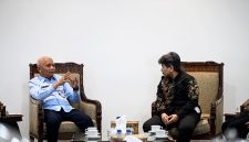 Wakil Gubernur Sumatera Utara, Surya (kiri), sedang berbincang dengan Direktur Utama PT Inalum, Melati Sarnita, saat menerima kunjungan kerja di Ruang Kerja Wakil Gubernur Sumut, Kantor Gubernur Sumut, Medan, Selasa (4/8/2026). Foto: Ist.