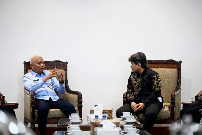 Wakil Gubernur Sumatera Utara, Surya (kiri), sedang berbincang dengan Direktur Utama PT Inalum, Melati Sarnita, saat menerima kunjungan kerja di Ruang Kerja Wakil Gubernur Sumut, Kantor Gubernur Sumut, Medan, Selasa (4/8/2026). Foto: Ist.