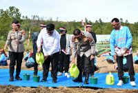 Bupati Samosir Bersama Kapolda Sumut Tanam Bawang Putih Serentak