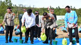 Bupati Samosir Bersama Kapolda Sumut Tanam Bawang Putih Serentak