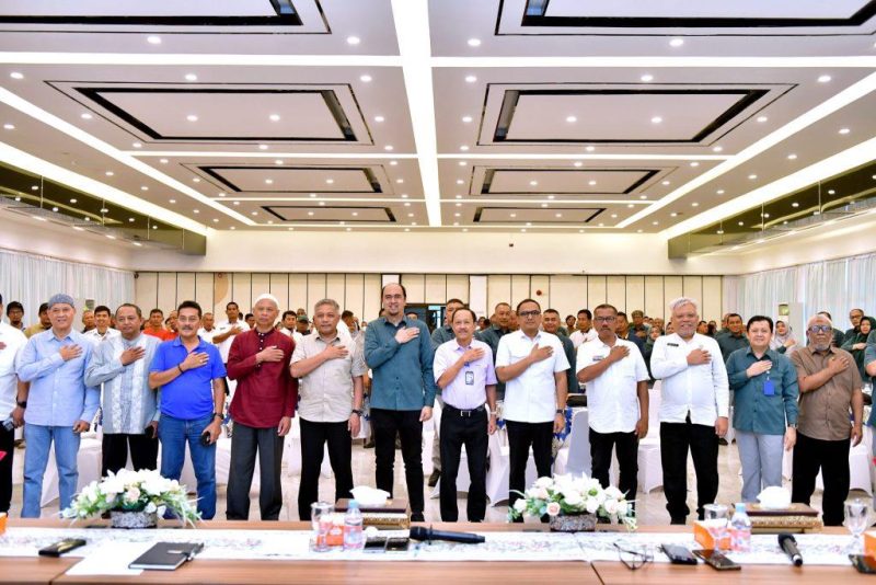 Direktur Utama Perumda Tirtanadi Ardian Surbakti beserta jajaran pimpinan menghadiri acara sosialisasi kebijakan baru pelayanan air bersih di Kantor Pusat Perumda Tirtanadi, Medan, Rabu (12/8/2026). Foto: Ist.